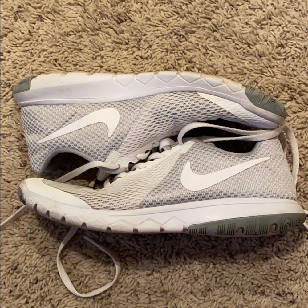 White nikes - Picture 2 of 5